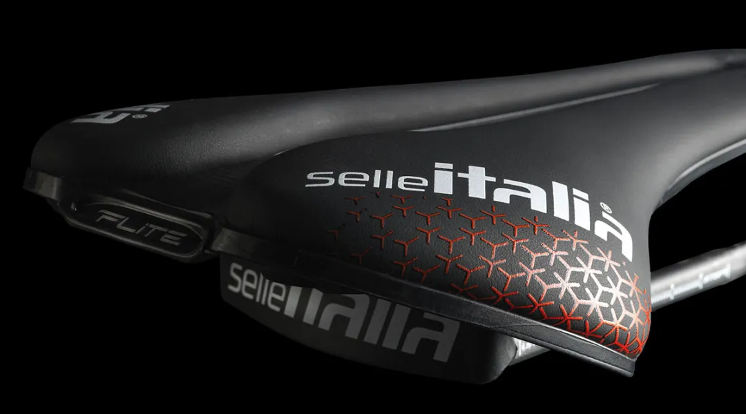 Selle italia 2021 flite boost pro team kit carbonio superflow close up1