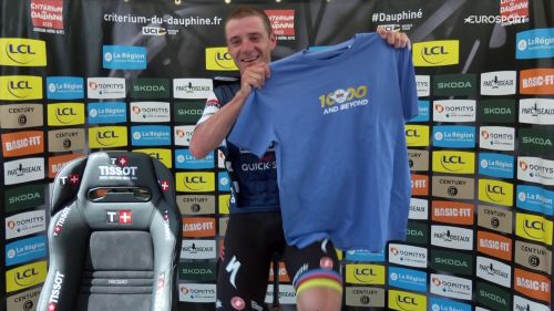 Vittoria n° 1000 per la quick-step: evenepoel mostra la maglia celebrativa