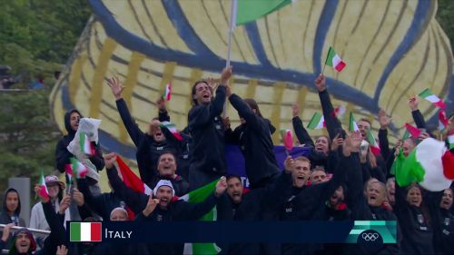 Italia, la sfilata nella cerimonia inaugurale sulla senna: tamberi scatenato sventola il tricolore insieme ad errigo