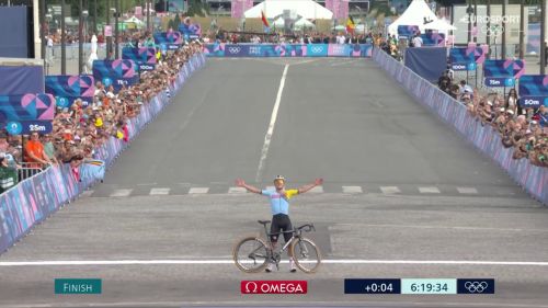 Remco evenepoel in trionfo sotto la tour eiffel! il belga vince anche la prova in linea, rivivi l'arrivo