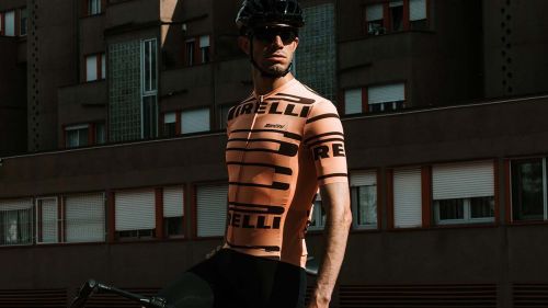 Santini Cycling firma la collezione di abbigliamento tecnico ispirata alla storia dello Sport Club Pirelli