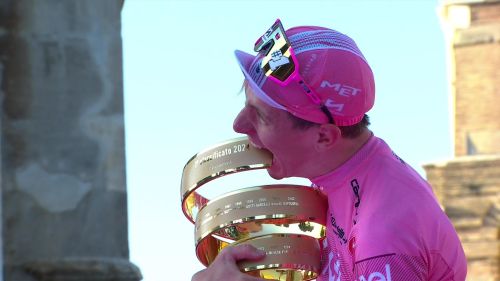 Giro d'italia - tadej pogacar consacrato a roma: la consegna del trofeo senza fine dalla meloni all'ombra del colosseo