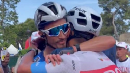 Giro - 'un giorno che ricorderò sempre nella mia vita': il tenero abbraccio tra alaphilippe e maestri dopo la tappa