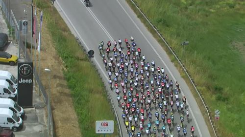 Giro d'italia - covili ma dove vai? sbaglia strada e finisce in mezzo al pubblico