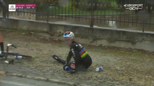 Giro d'italia - momento drammatico: evenepoel a terra, il campione del mondo si rialza a fatica