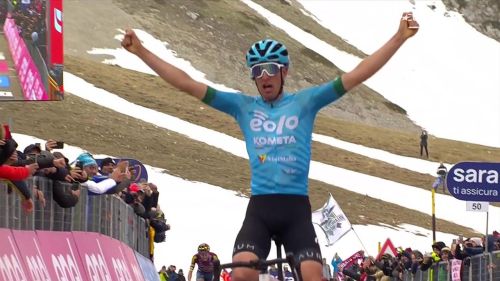 Giro d'italia arriva la fuga e festeggia l'italia! vince davide bais su petilli e vacek sul gran sasso: rivivi l'arrivo