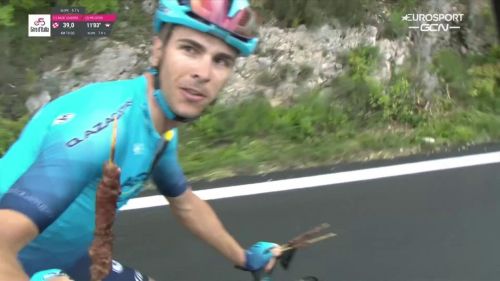 Giro d'italia pausa arrosticini al giro: samuele battistella ne approfitta e distribuisce mentre sta scortando cavendish