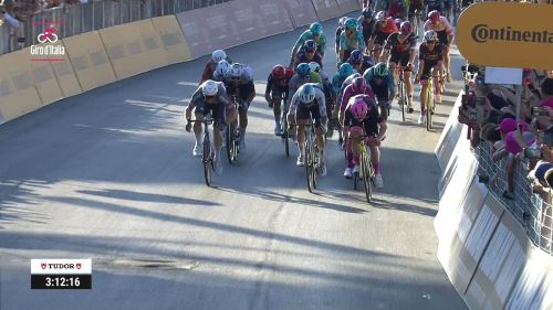 Van aert lancia anche kooij alla vittoria nel giorno di simon yates: rivivi la volata di roma