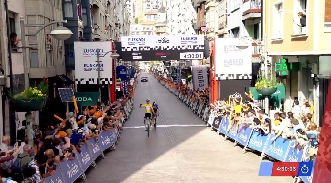 Lipowitz lotta alla grande, ma è tris Seixas nel tappone di Eibar per l'ipoteca sul Giro dei Paesi Baschi