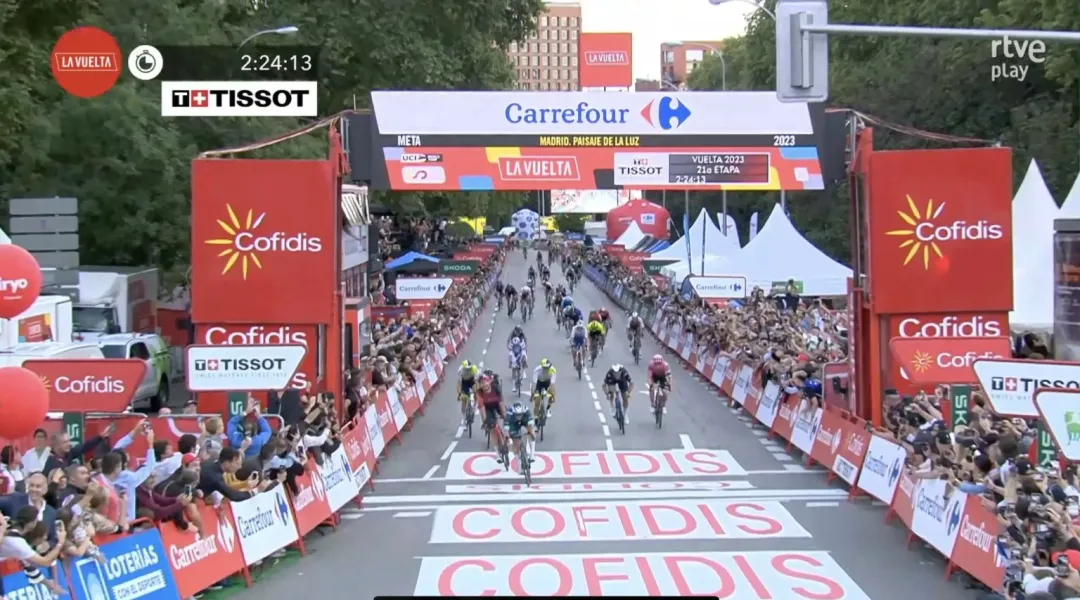 Un finale folle a Madrid, sprint eterno e Groves fa tris beffando ancora Ganna. A Kuss la 78^ Vuelta Espana