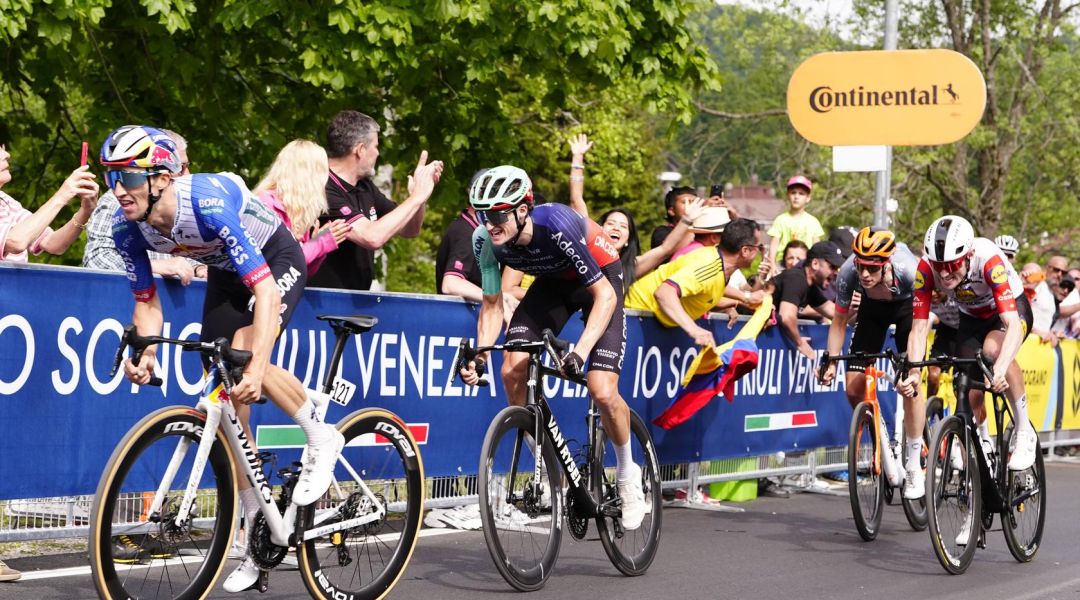 Confermata l'assenza di Ciccone nella Lidl-Trek in giallo con Gee che affianca Ayuso, Skjelmose e Pedersen. Affini, c'è fiducia