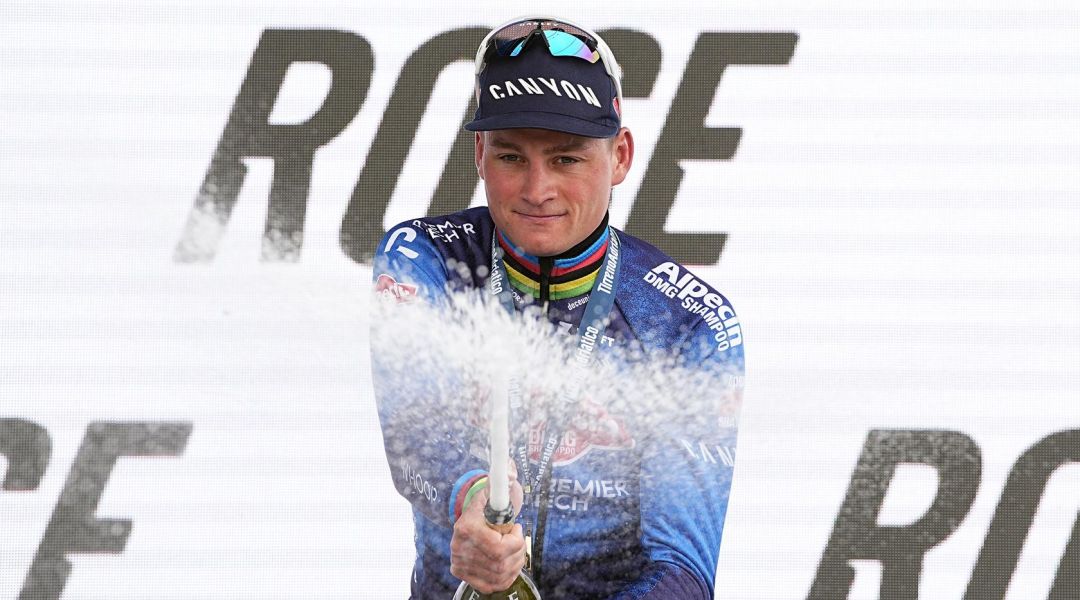 E' un finale pazzesco a Parigi! Van der Poel resiste al gruppo dopo l'azione con Pogacar che conquista il 5° Tour