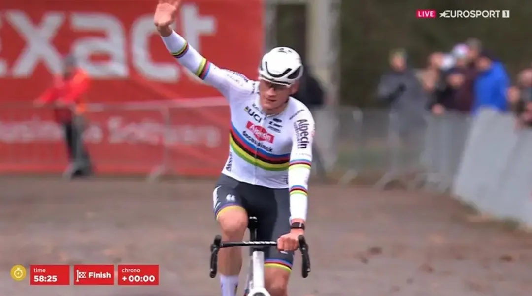 Van der Poel vs Van Aert, non c'è storia a Mol: il campione del mondo domina, Wout è secondo