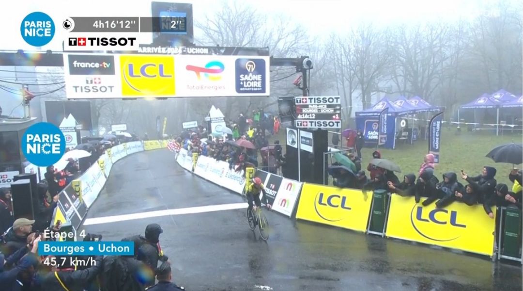 Tappa assurda alla Parigi-Nizza, tappa e maglia per Vingegaard e Ayuso si ritira in lacrime. Andresen, che sprint!