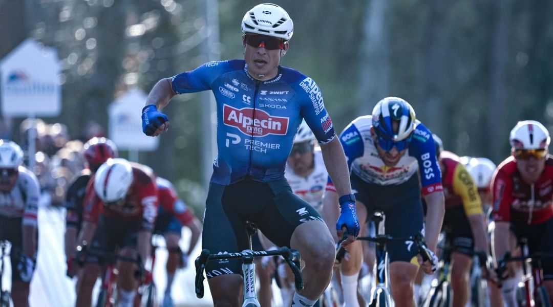 Che beffa per Segaert, ma gran volata di Philipsen a Nokere dove brindano i campioni dopo Kopecky