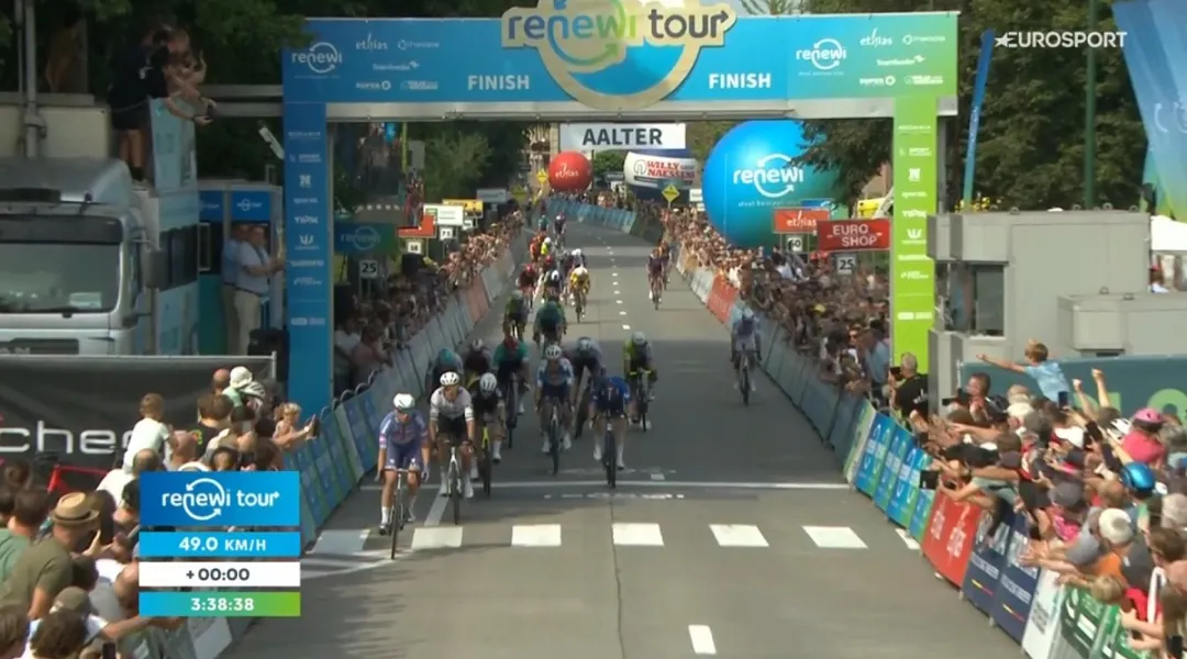 Renewi Tour: caos e cadute nel finale di Aalter, si riscatta Philipsen lanciato dal solito Van der Poel