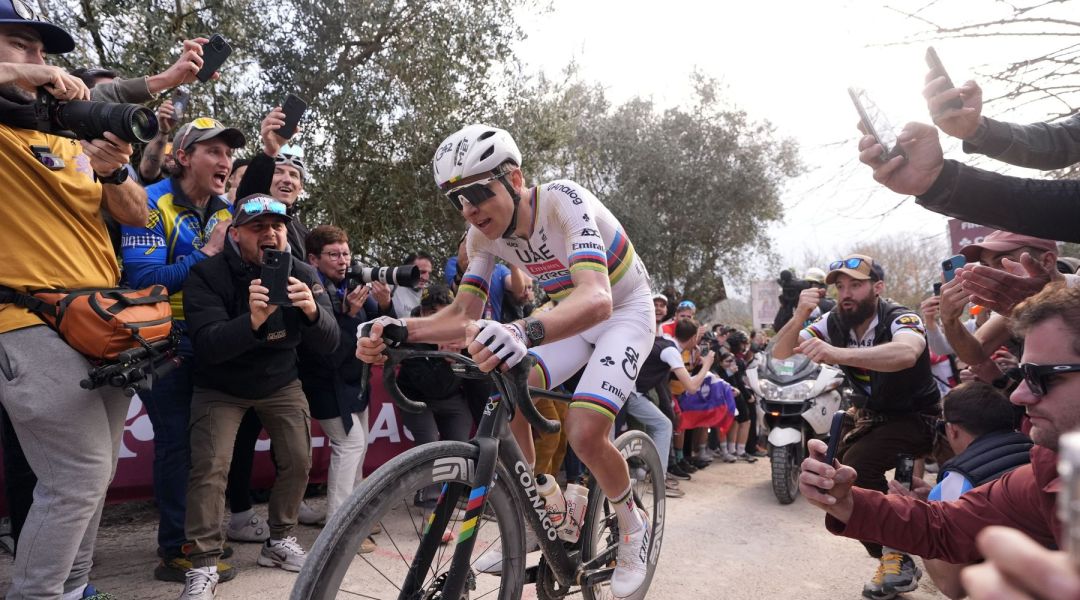 A Le Lioran un altro assolo di Pogacar, si salva Evenepoel che in rimonta chiude 2° mentre Vingegaard e Del Toro...