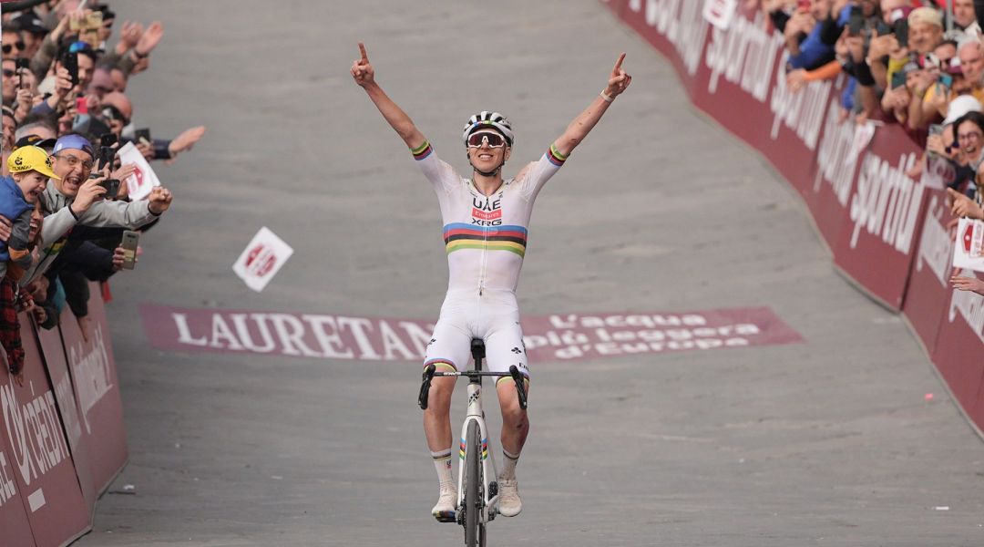 Il quarto volo di Pogacar in Piazza del Campo, è record alla Strade Bianche per il campione del mondo