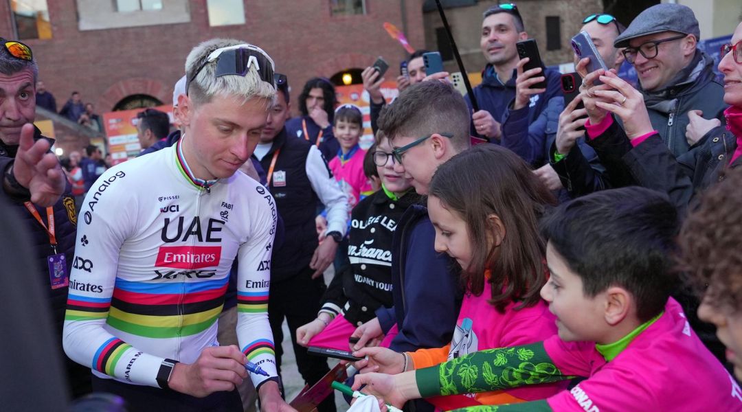 Tour, -2: stasera la sfilata delle squadre a Barcellona, ecco il palinsesto TV con diretta integrale solo su Discovery+