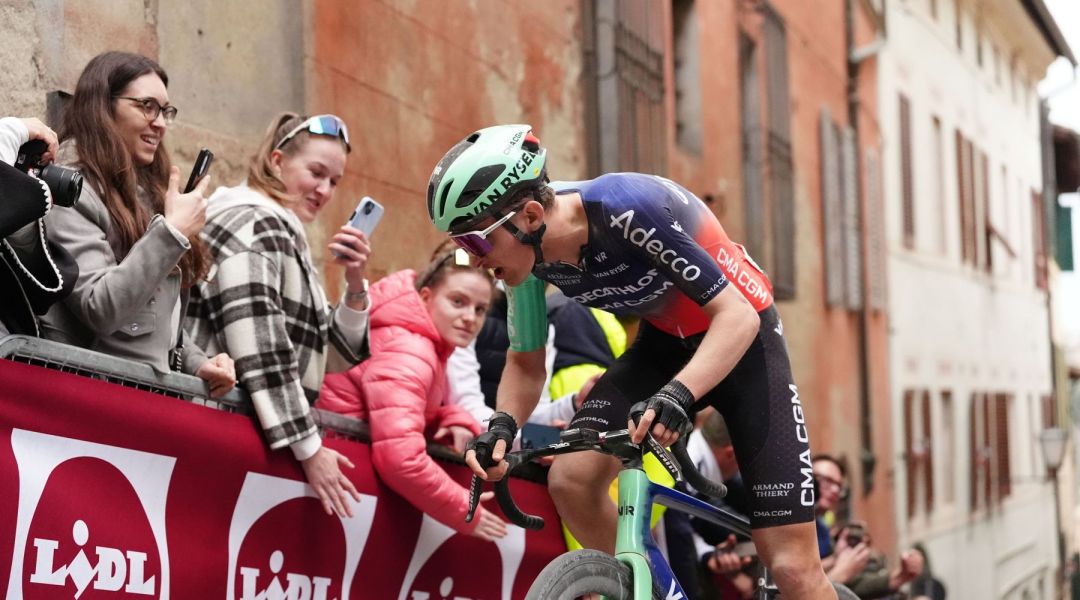 La prima gemma nel WT di Paul Seixas arriva ai Baschi: crono spaziale del transalpino a Bilbao