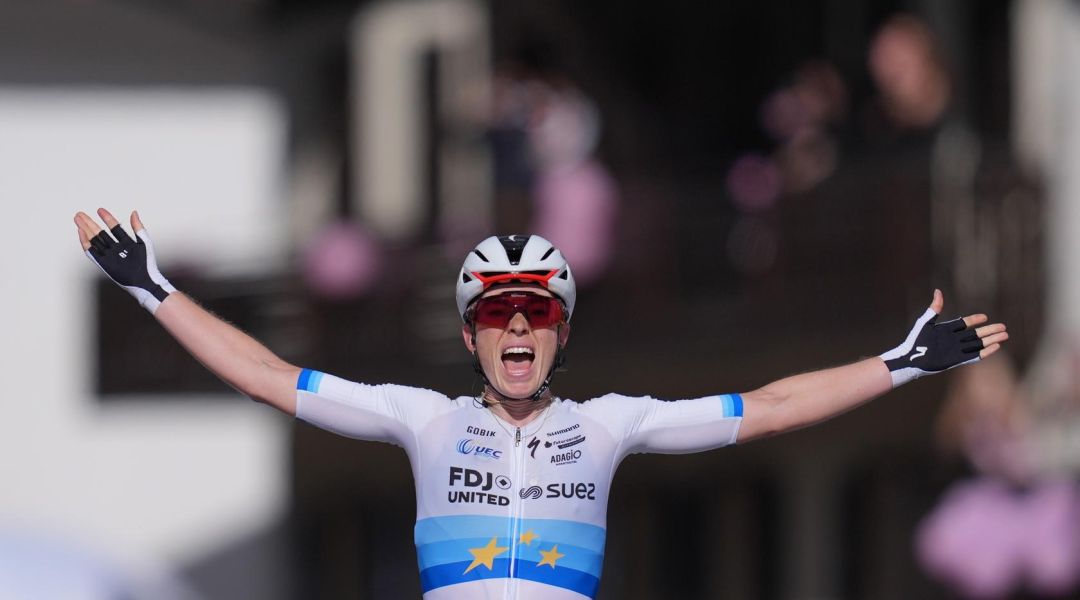 L'urlo di "Deminator"! Vollering spacca il Tour e batte allo sprint Reusser e Niewiadoma, perde tanto Longo Borghini