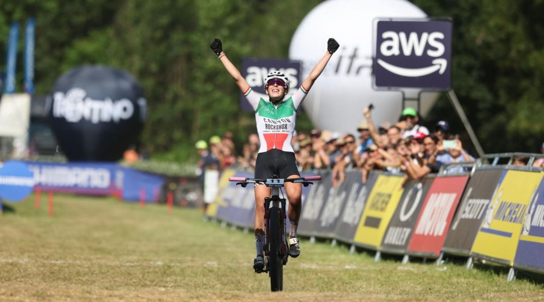 E' una Val di Sole tricolore! L'assolo di Valentina Corvi si trasforma nell'iride dell'XCO U23, svizzere battute