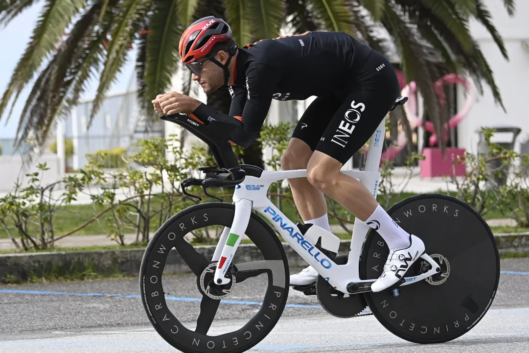 Ayuso apre la Tirreno-Adriatico con una crono show, Ganna e Milan