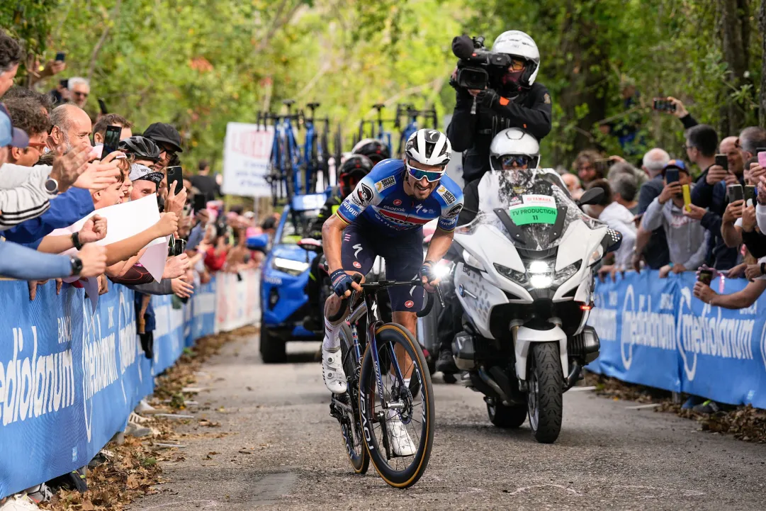La rinascita di un campione: tutti felici al Giro per il trionfo di Alaphilippe. 'E' un nuovo inizio per me'