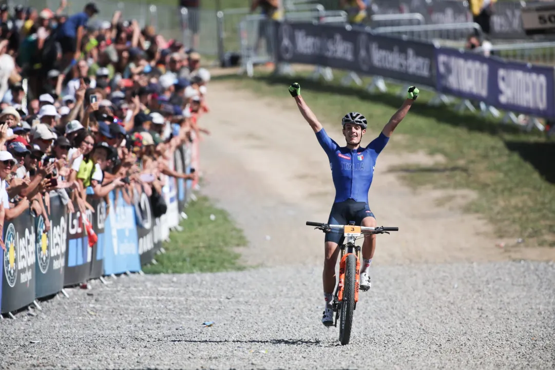 Meravigliosamente... Avondetto! Capolavoro azzurro a Les Gets, è titolo iridato per Simone