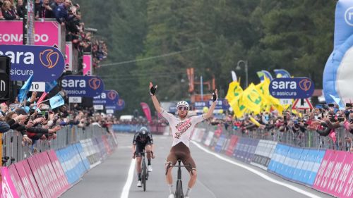 A Lago Laceno fanno festa in due con Paret-Peintre e Leknessund, 3° Albanese. Evenepoel 'concede' la rosa