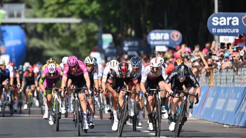 Ancora il tricolore sulle strade del Giro: a Genova il primo trionfo da pro di Stefano Oldani