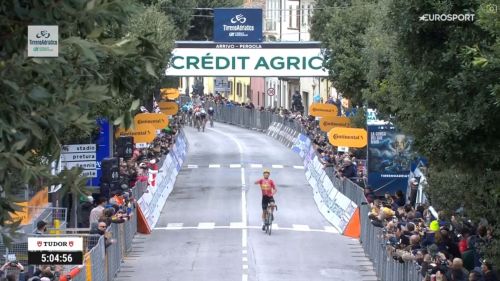 Che colpo per Dversnes a Pergola, anticipato lo sprint di Van der Poel. Show nei ventagli alla Parigi-Nizza, vince Pedersen