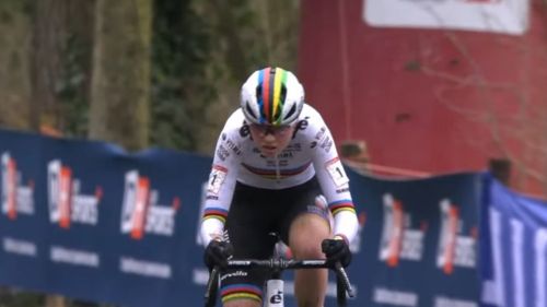 Tris Van der Poel a Gavere, ma brilla anche un altro iride: ritorno con vittoria per Fem Van Empel