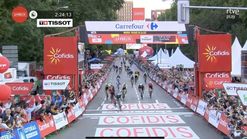 Un finale folle a Madrid, sprint eterno e Groves fa tris beffando ancora Ganna. A Kuss la 78^ Vuelta Espana