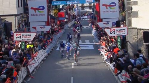 Giro dei Paesi Baschi: Schelling vince nel pazzo finale di Leitza, Sobrero è secondo