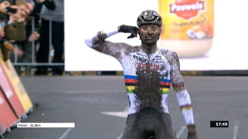 Van der Poel torna e fa il vuoto, piegato Van Aert a Maasmechelen. Prima gemma di Vas e la coppa è di Brand