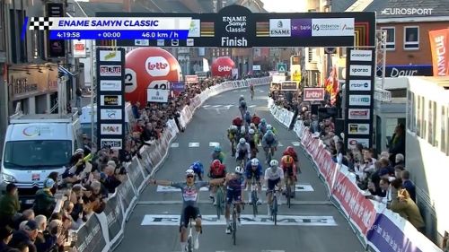 Che debutto di Van der Poel! Stroncato Magnier nel duello finale a Le Samyn, Wiebes si prende la corsa femminile