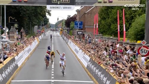 Un finale folle a Madrid, sprint eterno e Groves fa tris beffando ancora Ganna. A Kuss la 78^ Vuelta Espana