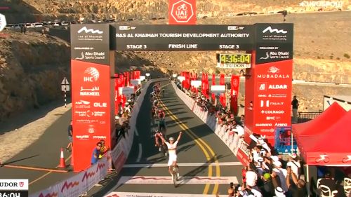 Pogacar da... campione del mondo! Stilettata a Jebel Jais, tappa e maglia all'UAE Tour per il fenomeno