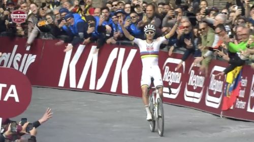 E' urlo Pogacar a Siena, nonostante tutto! Cade e lotta con Pidcock, poi svetta l'iride in Piazza del Campo