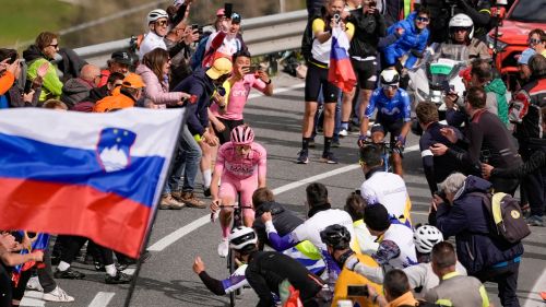 Nel giorno delle polemiche, Pogacar cancella tutto firmando la cinquina sul Monte Pana: Pellizzari splendido 2°