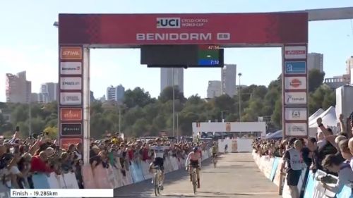 Van Empel piega Brand nel duello di Benidorm. Thibau Nys torna a squillare, Van Aert ai piedi del podio