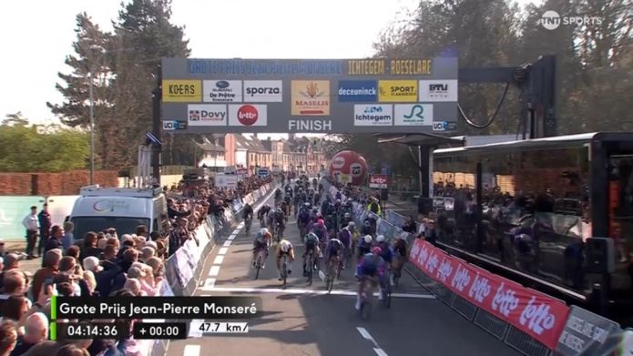 Che show nel finale del GP Monseré! Groenewegen si ripete dopo Koksijde con una rimonta clamorosa